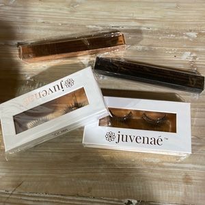 Two Violet Juvenae lashes and two glue adhesive liners